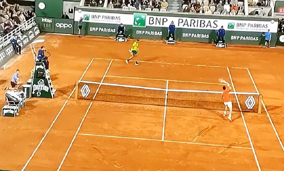 NOVAK PROTIV NADALA I PUBLIKE Totalno je izgubio kontrolu kada je dobio i „trećeg“ protivnika (VIDEO)