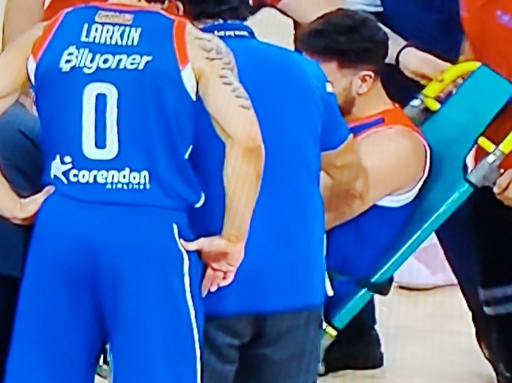 SUZE Micić u kolicima iznet sa parketa, povreda Srbina i glavobolja za Pešića (VIDEO)