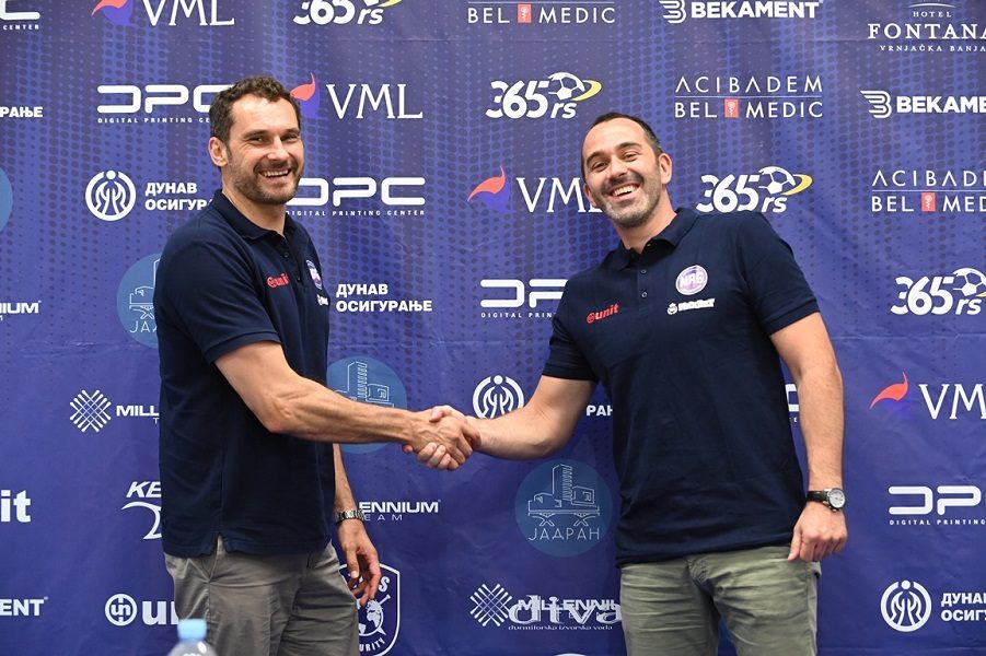 Gocić seo na klupu Novog Beograda