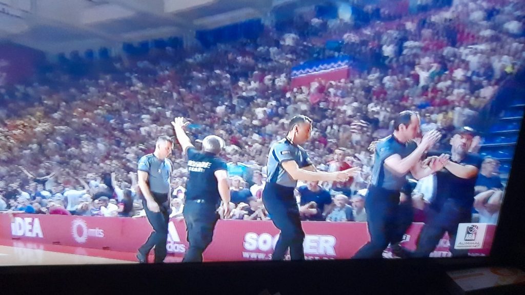 SUDIJE NAPUSTILE TEREN! Upadaju predmeti sa svih strana! Biće ispražnjene tribine (VIDEO)