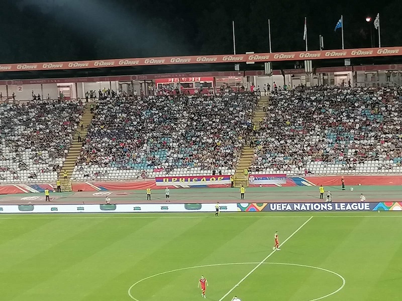 NE IZOSTAJE PODRŠKA Navijači koji su došli na stadion guraju Srbiju ka pobedi (VIDEO)