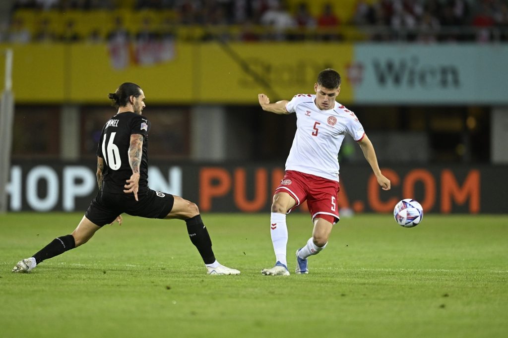 ZAR I TAMO? Reprezentacije igraju fudbal, a nasred terena – krater! (FOTO)