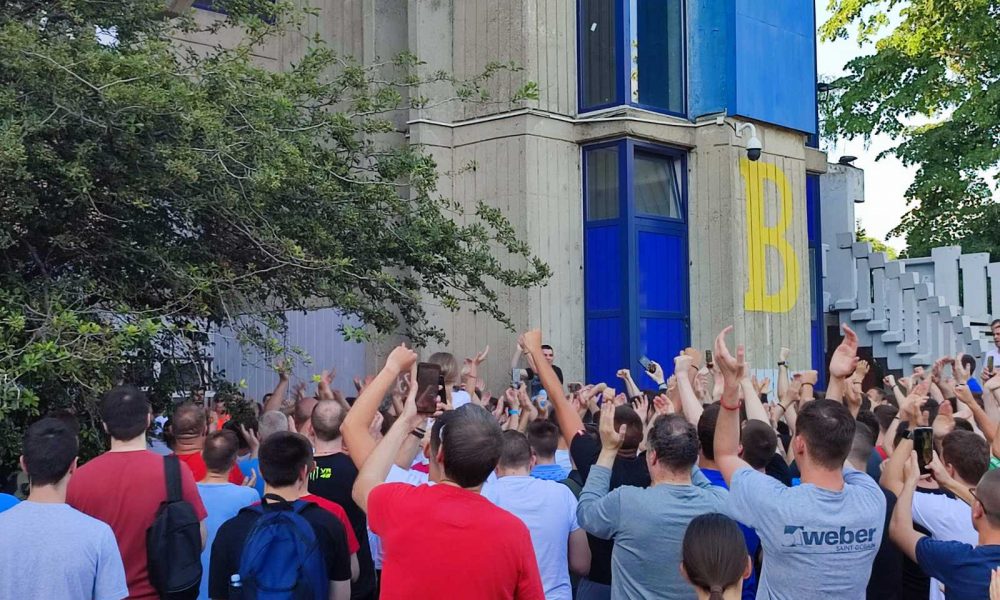 SADA ILI NIKADA „Delije“ se okupile ispred Pionira pred trening Crvene zvezde, poruka jasna… (VIDEO)