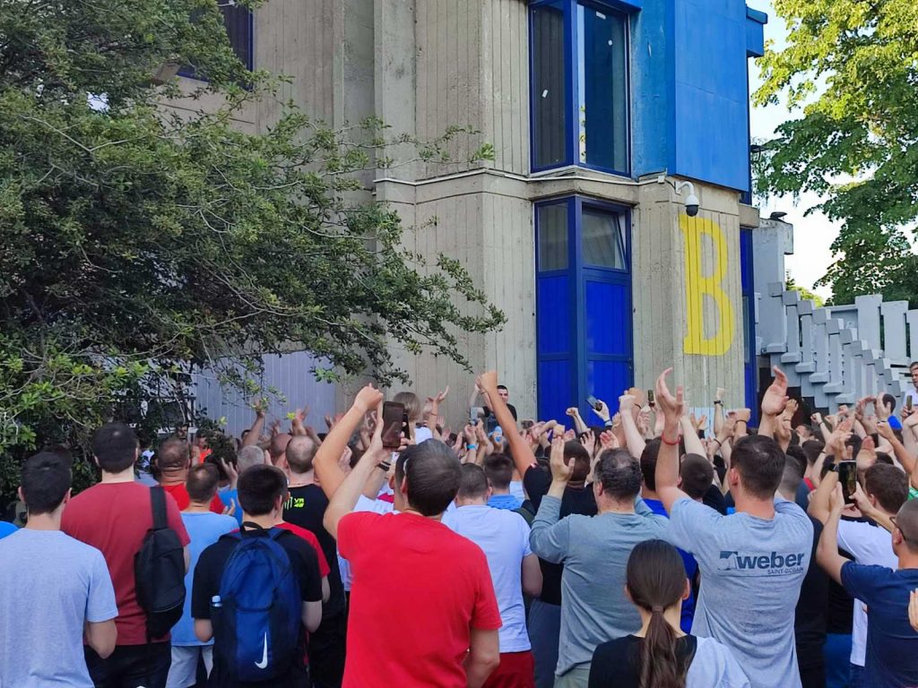 SADA ILI NIKADA „Delije“ se okupile ispred Pionira pred trening Crvene zvezde, poruka jasna… (VIDEO)