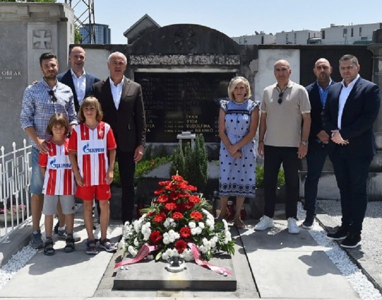 Čelnici Crvene zvezde posetili grob nekadašnjeg fudbalera crveno-belih