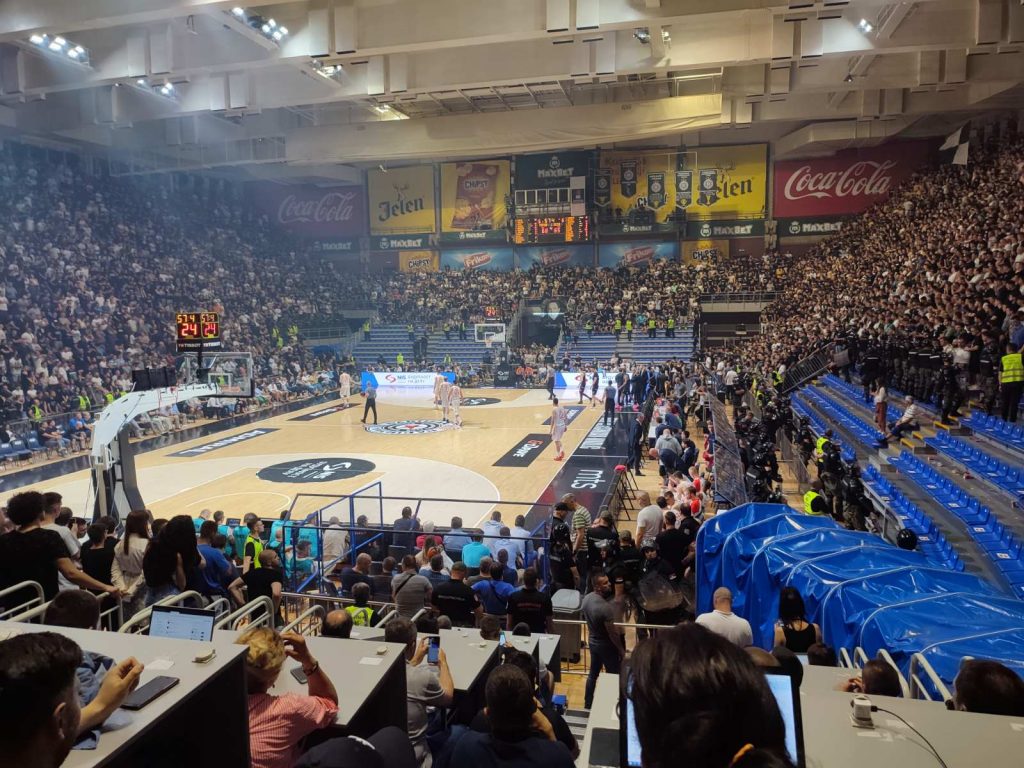 DOBAR ZNAK Igrači se vratili na zagrevanje! (VIDEO)