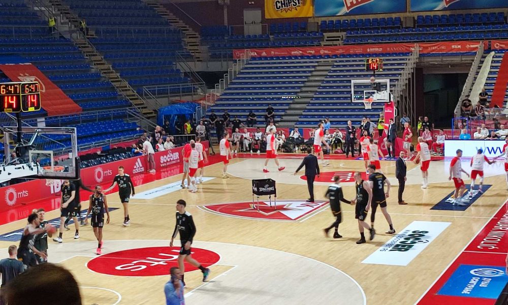 POČELO ZAGREVANJE Igrači se vratili na teren! (VIDEO)