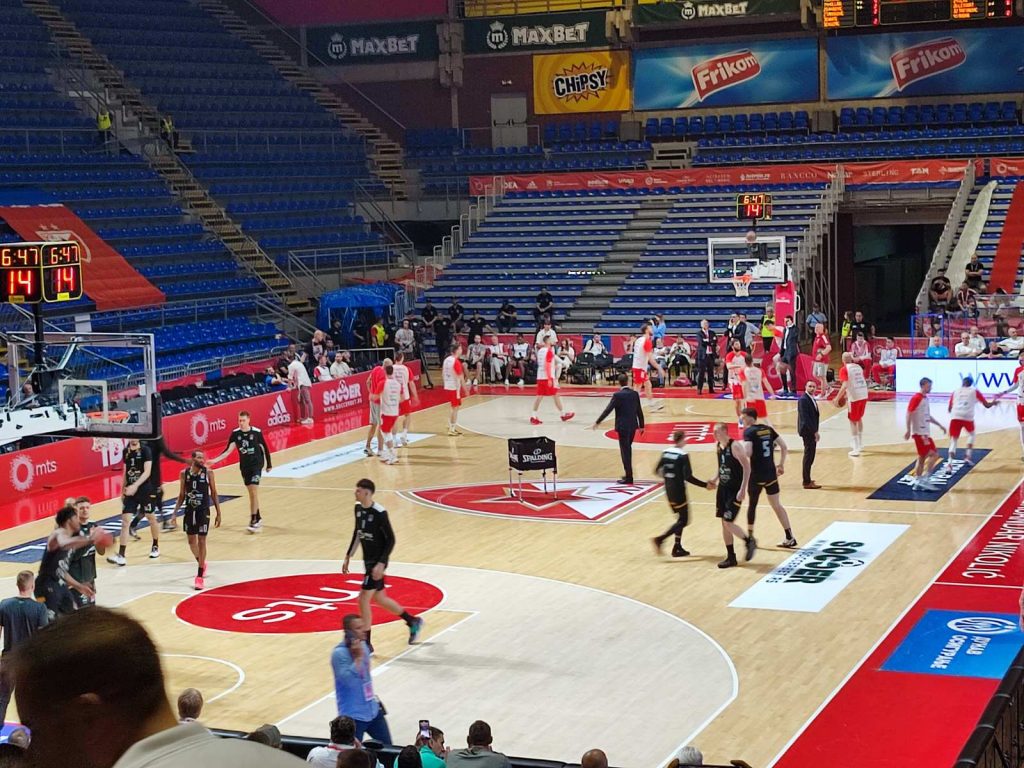 POČELO ZAGREVANJE Igrači se vratili na teren! (VIDEO)