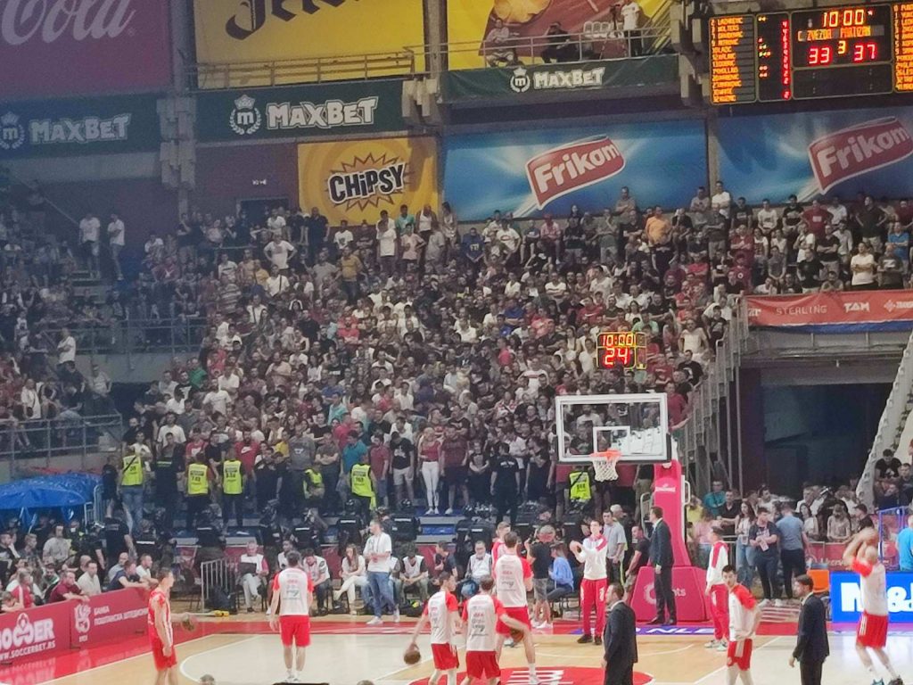 Početak drugog poluvremena kasni zbog pražnjenja dela partera!