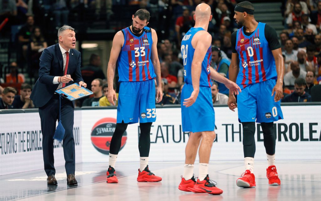 ŠOK U BARSI Puca po šavovima! Jasikevičijus udario po igračima, Mirotić mu nije ostao dužan