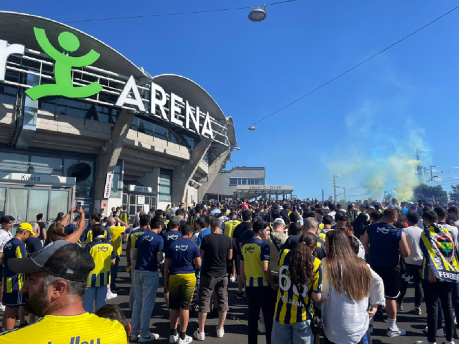 KAO U ISTANBULU Više od 8.000 navijača Fenera u Gracu, umalo sukob sa malobrojnijim „grobarima“, preskakla se ograda (VIDEO)