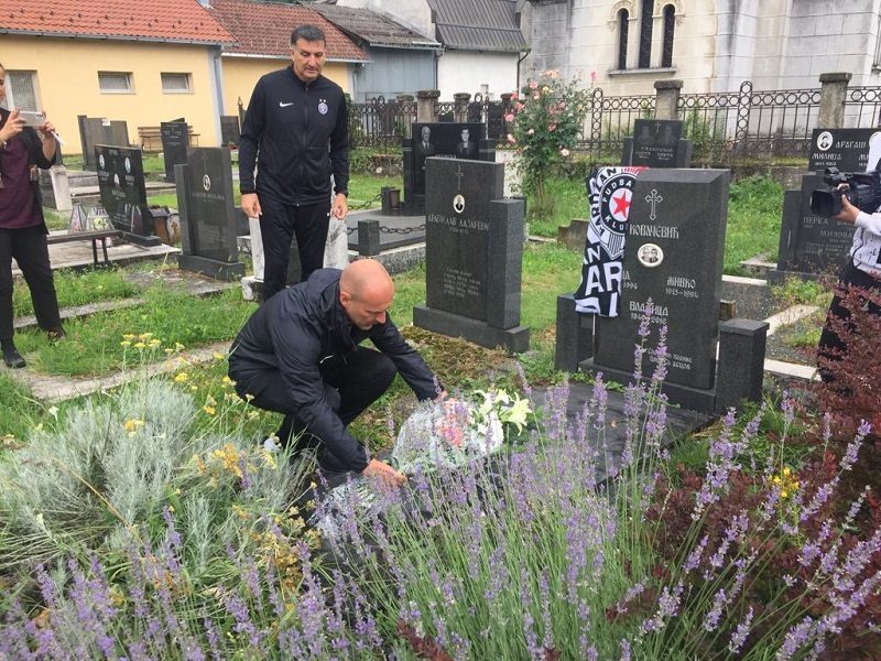 LEGENDE SE NE ZABORAVLJAJU Stolica položio cveće na grob Vladice Kovačevića