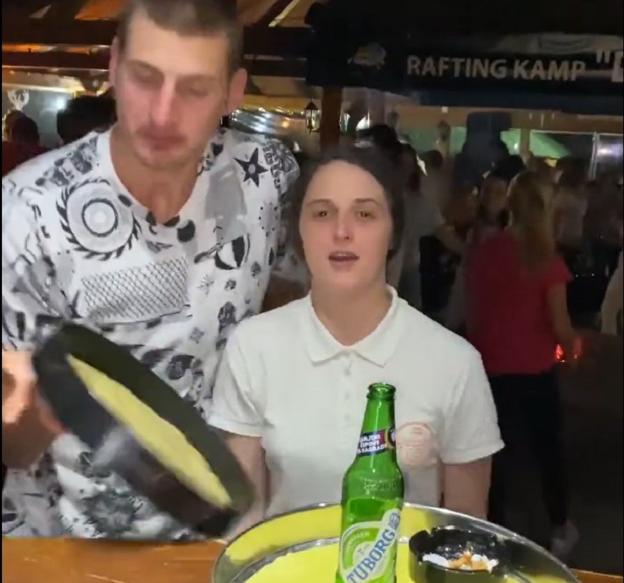 Jokić je malo popio… Ispada mu ajncer iz ruke, konobarica imala komentar (VIDEO)