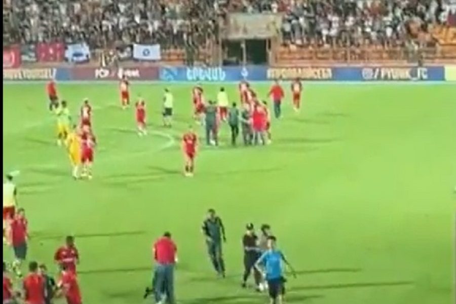 Direktor Pjunika udario navijača! Haos u sudaru Zvezdinih mogućih rivala u kvalifikacijama za Ligu šampiona…