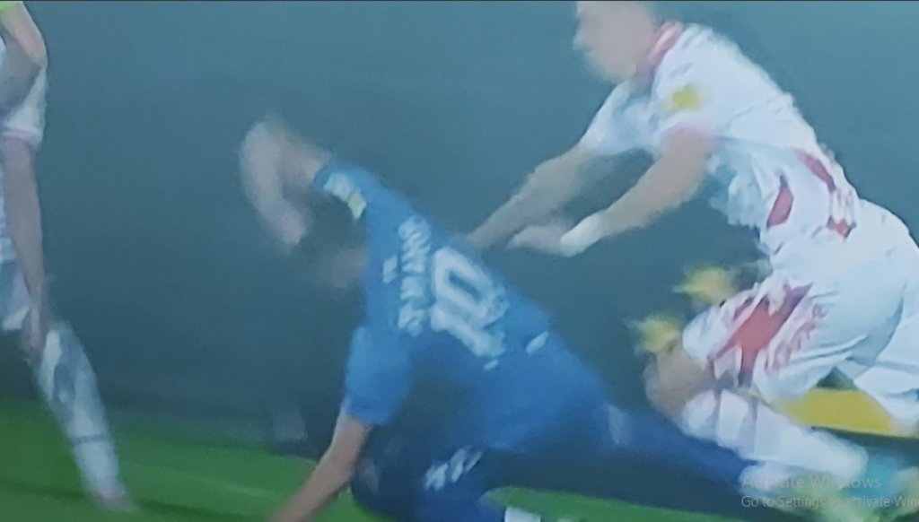 VAR SE NIJE OGLASIO Sporna situacija u Lučanima već u prvom minutu, procenite sami (VIDEO)