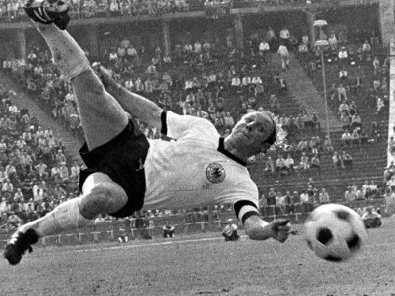 Uve Zeler:  Spomenik-stopalu