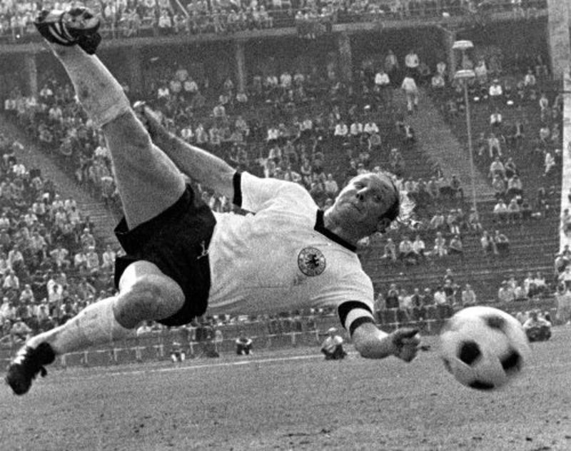 Uve Zeler:  Spomenik-stopalu