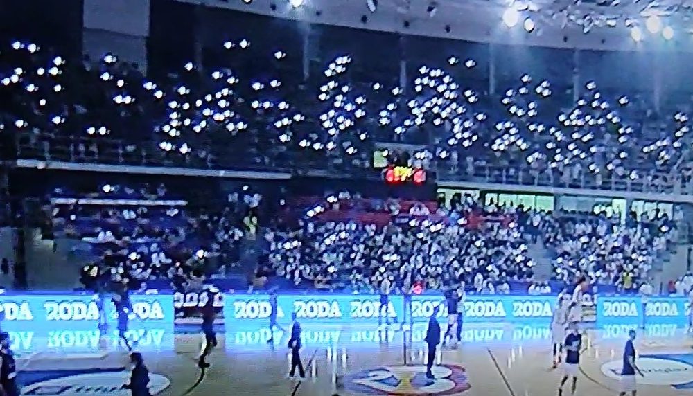 NESTALO STRUJE U ČAIRU Navijači iskoristili pauzu da naprave spektakl u dvorani! (VIDEO)