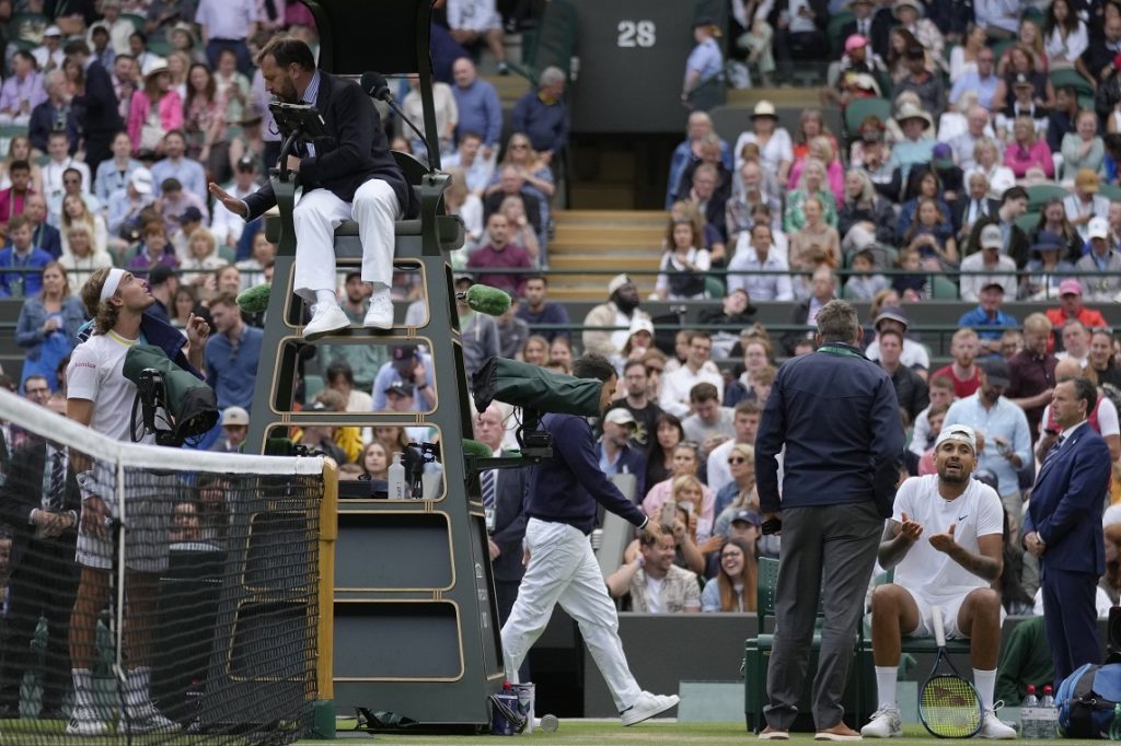 LUDILO NA VIMBLDONU Kirjos tražio kaznu za rivala, pomenuo Đokovića, Grk ga dva puta namerno gađao lopticom! (VIDEO)