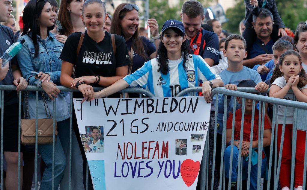 SVE JE SPREMNO Hiljade ljudi ispred Skupštine Beograda dočekuje Đokovića (FOTO)