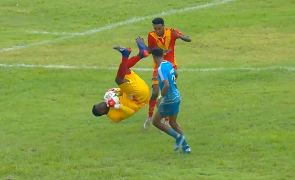 Da li je ovo najbesmislenije skrivljen penal ikada? Podseća na viđeno pre 40 godina, golman umalo da ubije čoveka! (VIDEO)