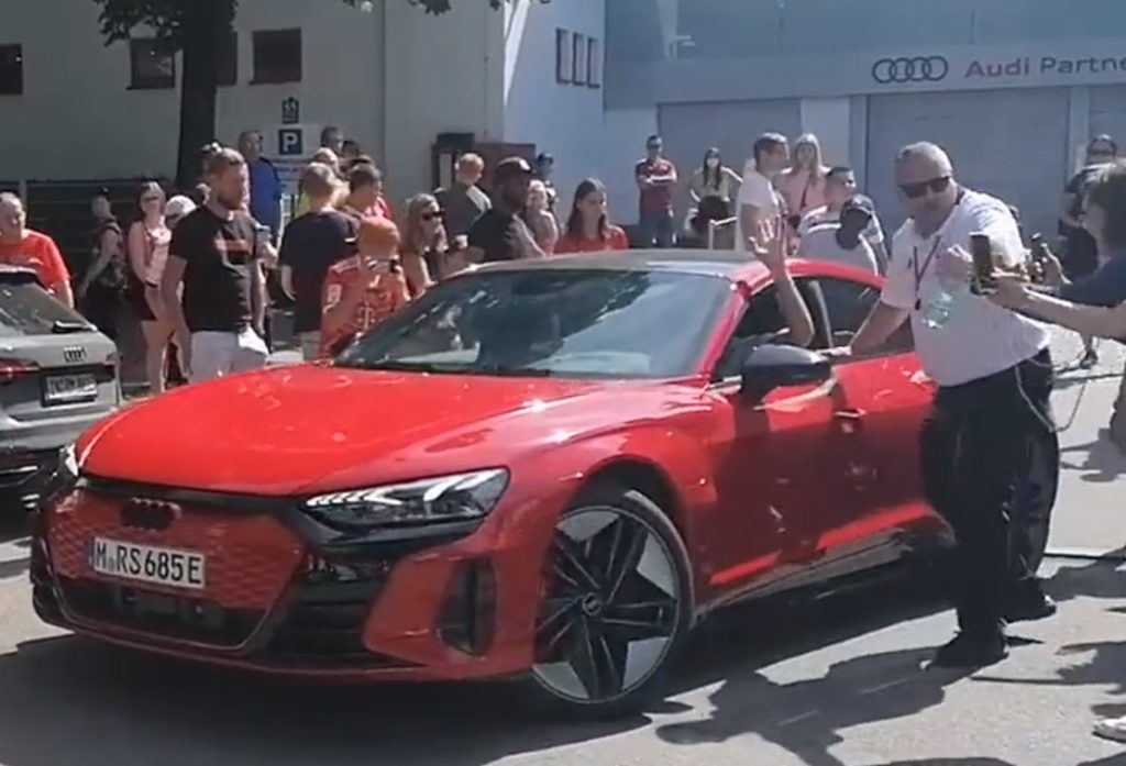 PROVOKACIJA Levandovski se oprostio od Bajerna u Audiju od 100.000 evra, navijači mu uzvikivali „Hala Madrid“ (VIDEO)