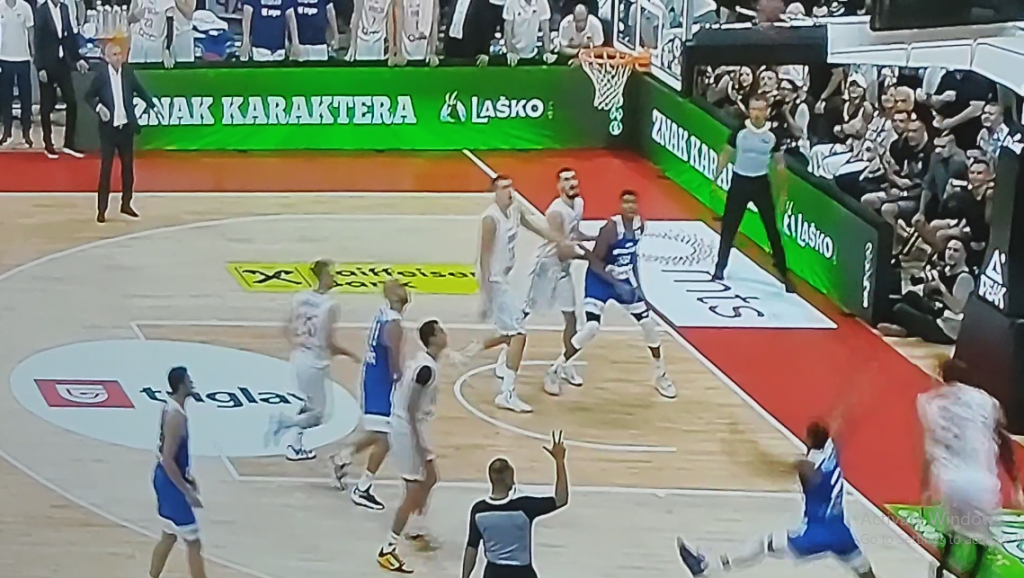 MUK U ARENI Pogledajte kako je Dorsi 11 sekundi pre kraja pogodio trojku za produžetak (VIDEO)