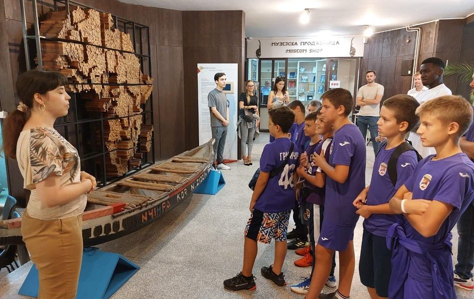 LEPO Prvotimac Grafičara i polaznici školice fudbala u Muzeju afričke umetnosti