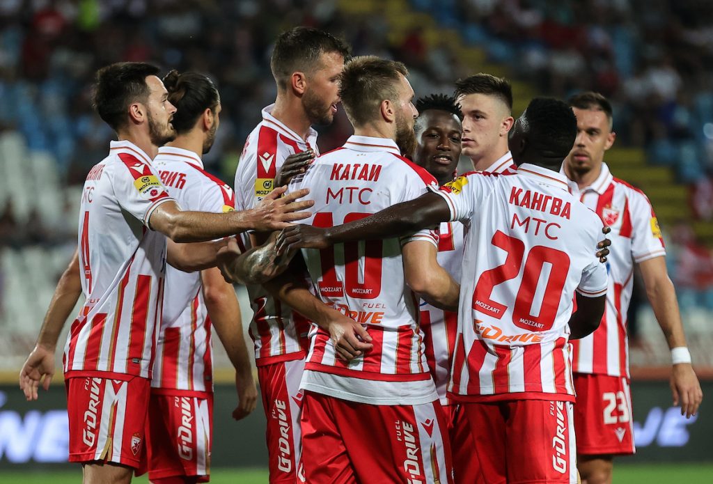 Zvezdin vezista celu familiju obukao u crveno-belo! (FOTO)