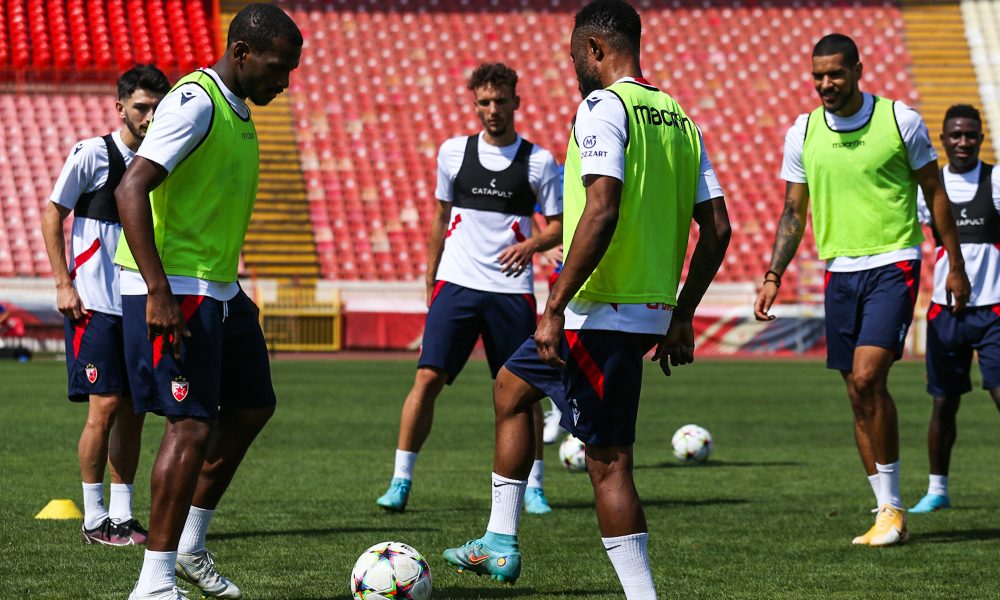 FOTO-UBOD Fudbaleri Crvene zvezde pred put trenirali sa novim loptama namenjenim za LŠ! Pavkova nema u avionu (FOTO)