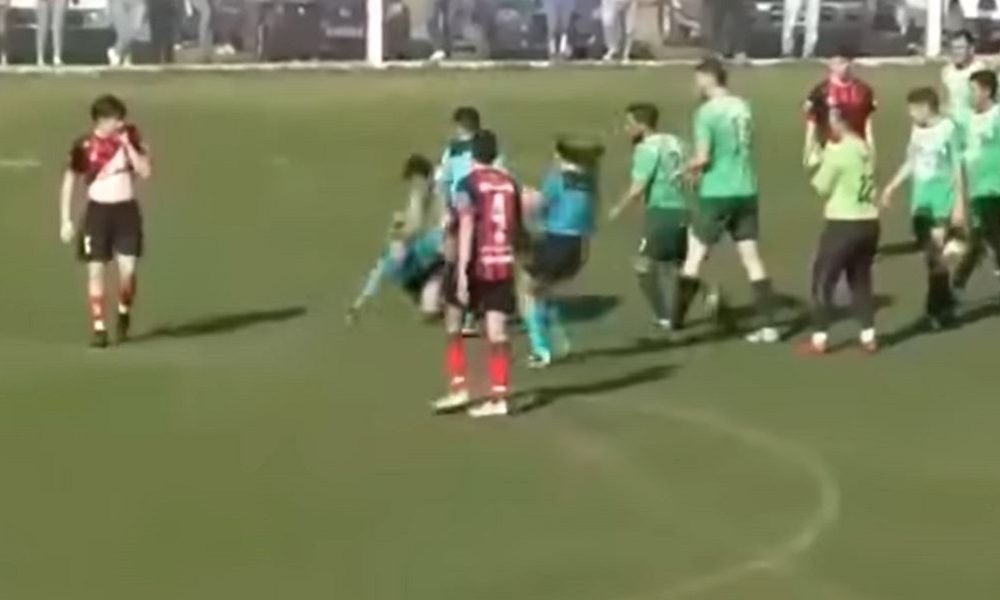 HAOS U ARGENTINI Fudbaler s leđa udario ženskog sudiju, policija ga jedva obuzdala (VIDEO)
