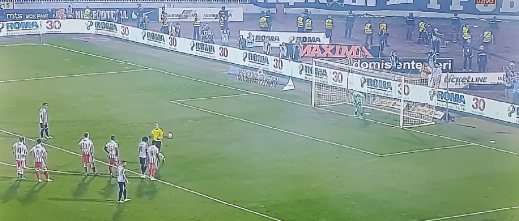 RAZMATRANJE PET MINUTA Posle konsultacija sa VAR sobom Mitić dosudio penal – Partizan izjednačio (VIDEO)