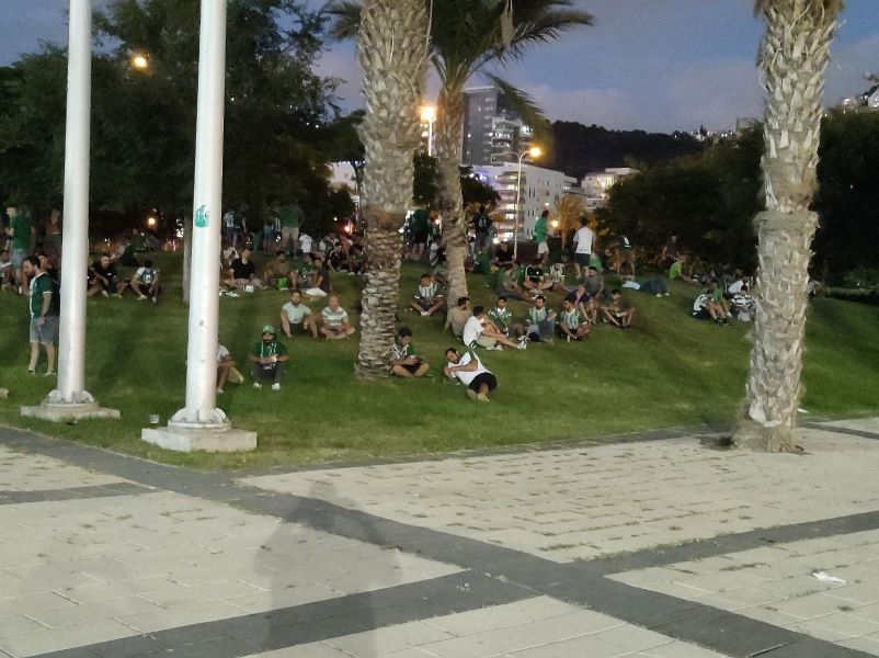 U NAVIJAČKOM GROTLU MaxBet sport sa navijačima Makabija ispred stadiona u Haifi (VIDEO)