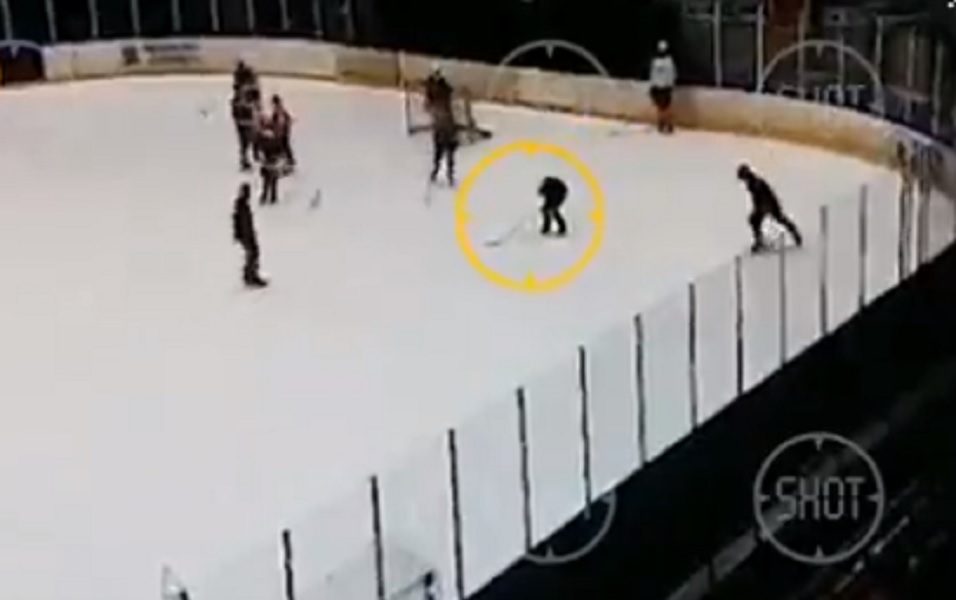 TRAGEDIJA U RUSIJI Dečak preminuo pošto ga je pogodio pak na treningu (UZNEMIRUJUĆI VIDEO)