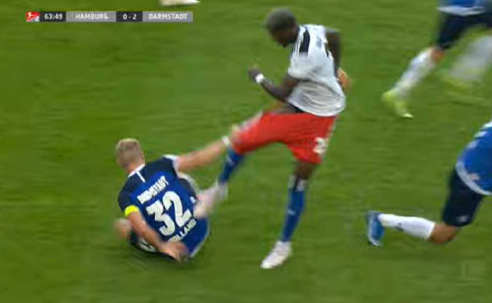 ZAR I TAMO? Ušao s klupe, četiri minuta kasnije šutnuo rivala i dobio crveni karton! (VIDEO)