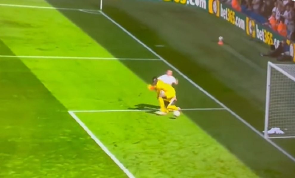 DA UME DA IGRA FUDBAL, NE BI BIO GOLMAN Hteo da se poigra sa protivnikom, pa ispao smešan! (VIDEO)