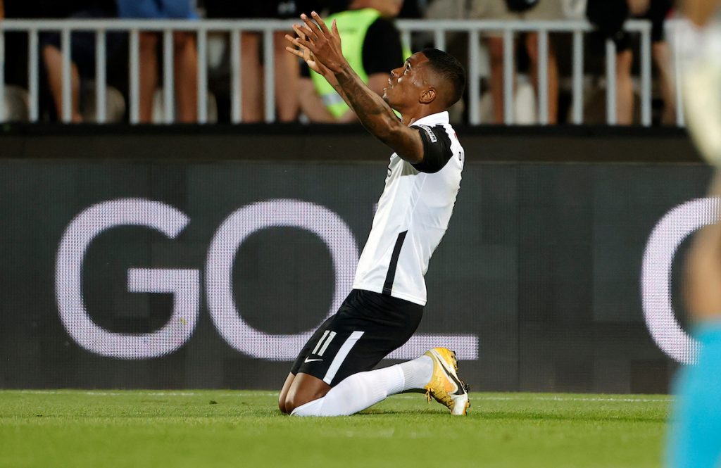 SAD KREĆEMO OD NULE Lepa asistencija Dijabatea za Rikarda – 1:0! Tribine se ne smiruju – „Uprava, napolje“ (VIDEO)