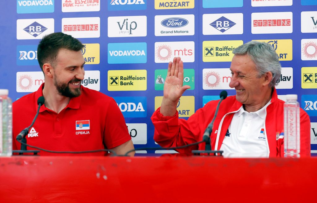 URNEBESNA SCENA NA KONFERENCIJI Pešić pružio ruku Guduriću: Nema ljutnje!