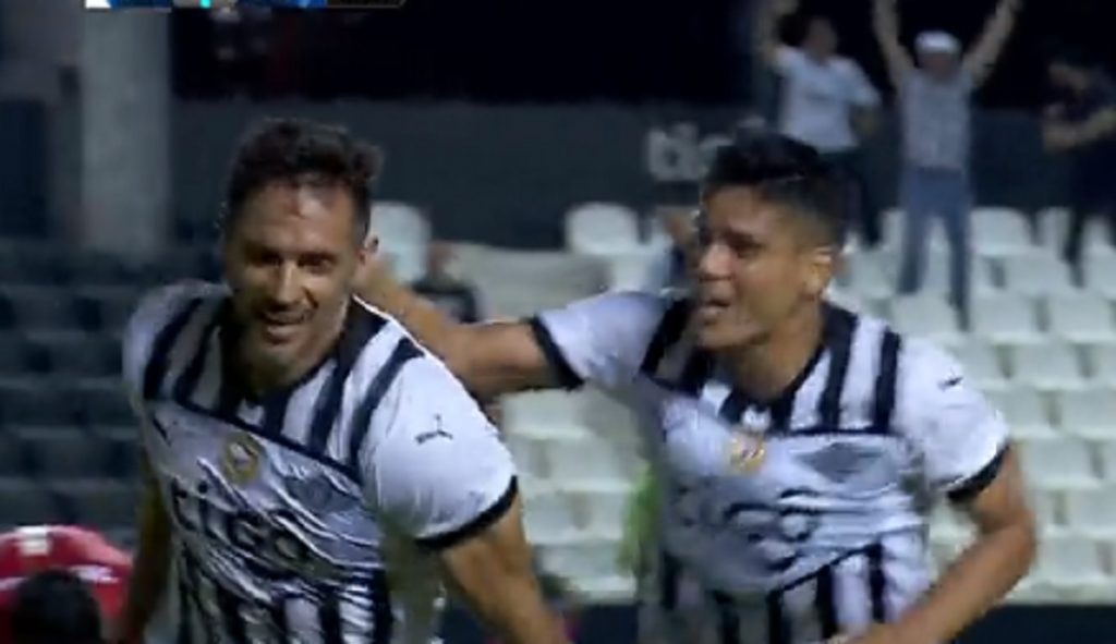 KLASA JE VEČNA Nekadašnji napadač Bajerna ima 41 godinu… Pogledajte kakav gol je dao! (VIDEO)