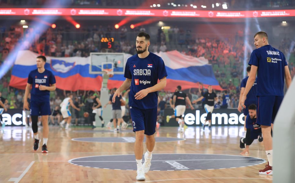 NOLE UZ „ORLOVE“ Najbolji srpski teniser pevao himnu sa košarkašima u Ljubljani (VIDEO)