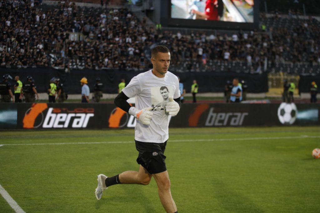 SVE ZA ŠOLETA Fudbaleri Partizana na lep način odaju počast legendarnom golmanu (FOTO)