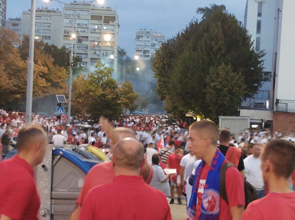 KO SE PLAŠI KIŠE JOŠ? „Delije“ već opkolile Marakanu, tri autobusa gostujućih navijača pod pratnjom policije stigla (VIDEO)