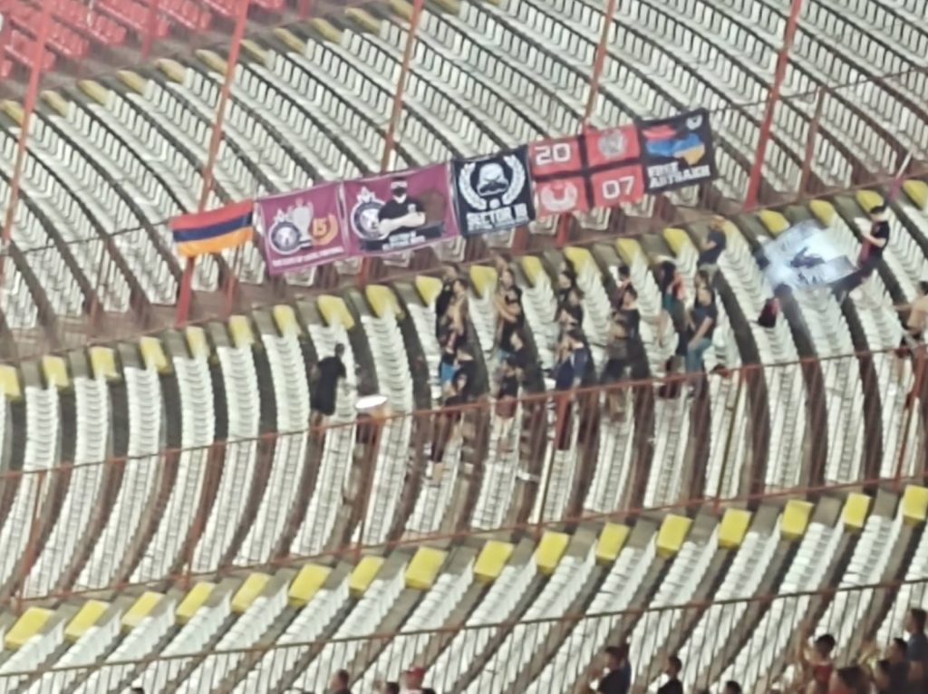 GRUPA MALA, ALI ODABRANA Navijači Pjunika u „kavezu“ Marakane (VIDEO)