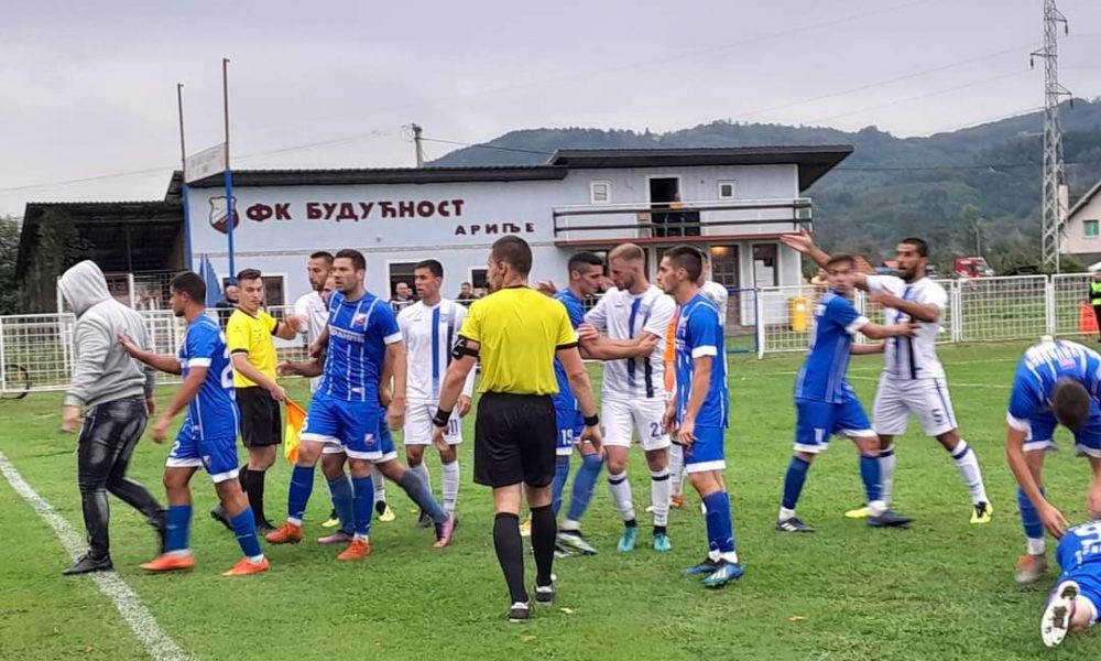 INCIDENTI PREKINULI DERBI U ARILJU Član uprave Budućnosti udario igrača Smedereva! (FOTO)