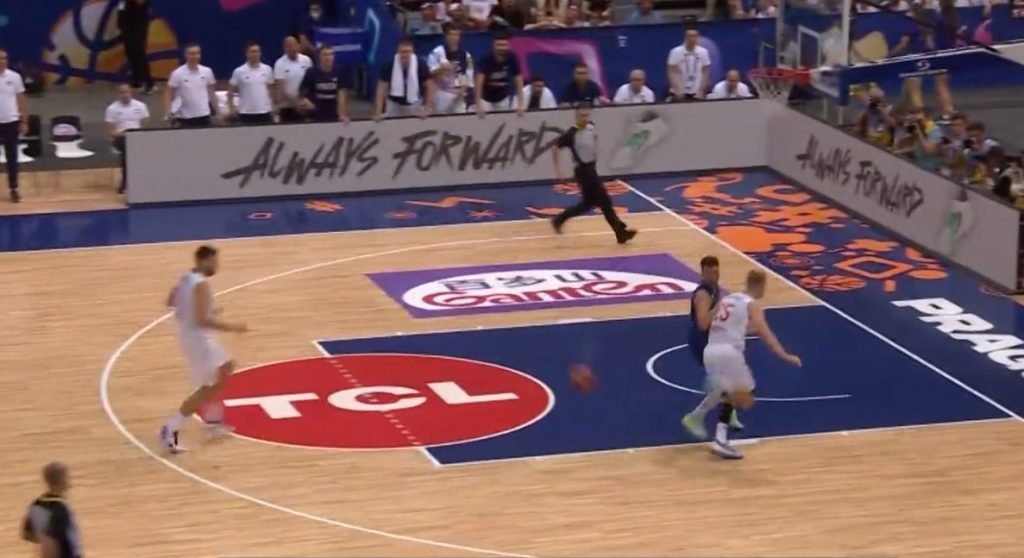 ŠOU TAJM U O2 ARENI Orlovi lete po terenu: Jaramaz i Jagodić-Kuridža digli publiku na noge! (VIDEO)