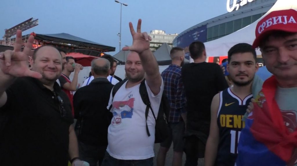 SVEČARSKI ISPRED HALE Srbi i Finci okupirali Prag: Ipak, samo jedni su se radovali (VIDEO)