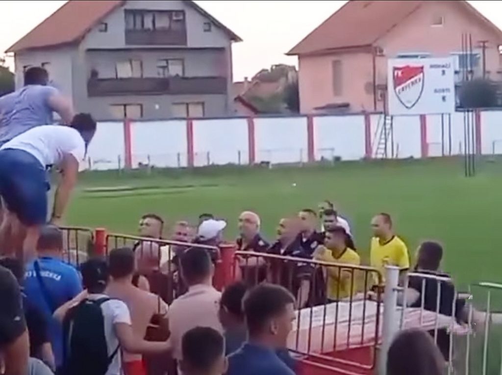 SKANDAL Navijači Crvenke napali sudijsku trojku, letele flaše, pljuštale uvrede i pretnje (VIDEO)