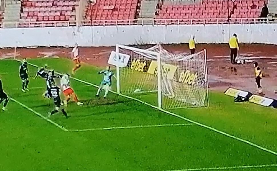 GOBELJIĆ MOŽE DA ODAHNE Fudbaler Radničkog sa tri metra poslao loptu pored gola (VIDEO)