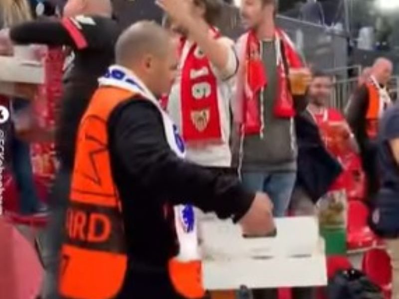 DANSKA ŠKOLA Navijači Kopenhagena dočekali goste iz Sevilje sa pivom (VIDEO)