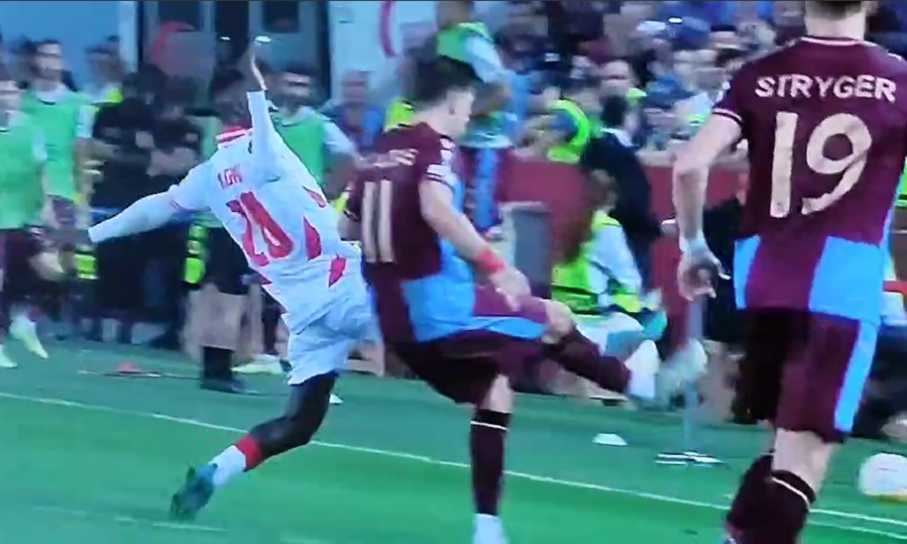 AU, KAKVE GLUPOSTI! Kangva sa žutim kartonom napravio pogibejan start! Zvezda sa deset igrača! Trabzon vodi 2:0, novi poklon Kange (VIDEO)